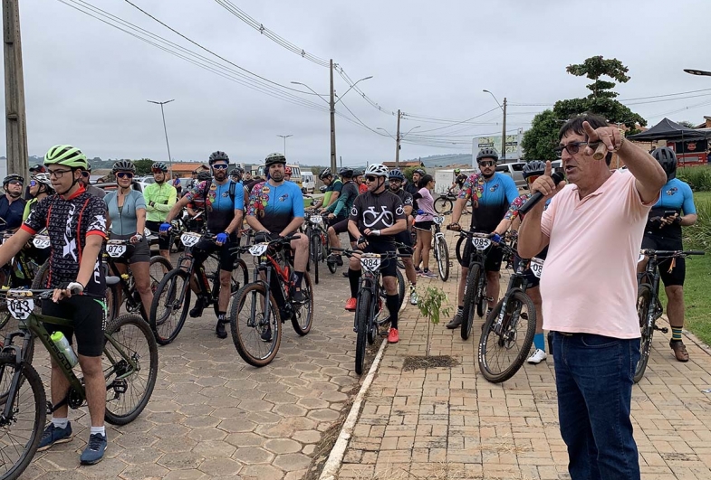 Secretário do esporte Antônio Ivo dando as últimas instruções antes da largada