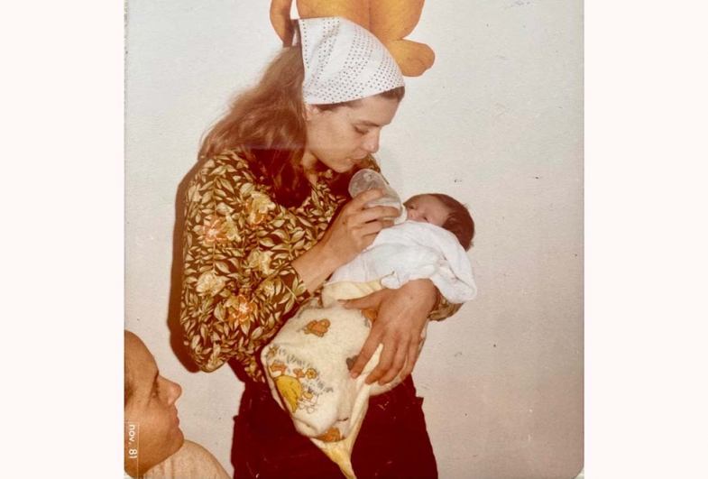 Lenice com Bruno recém-nascido e na foto ao lado ele comemorando um aninho