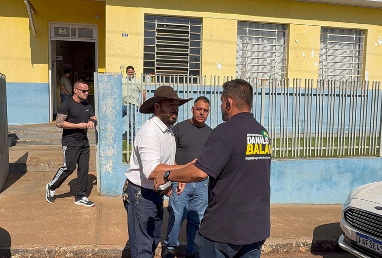 Vice prefeito Gango representando o prefeito João, recebeu o deputado na prefeitura municipal