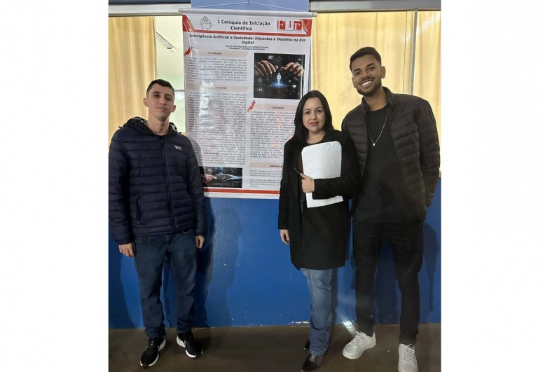 Alunos do curso de  Administração Henrique Silva e Luiz Gustavo Praxedes  com a professora Débora