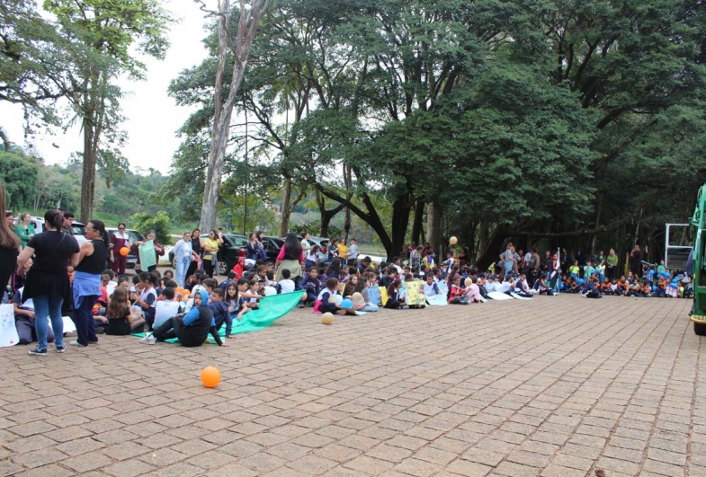 Passeata reuniu centenas de alunos