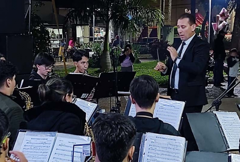 Maestro Heliton Macedo conduz a Orquestra Sinfônica do Projeto Guri em Fartura