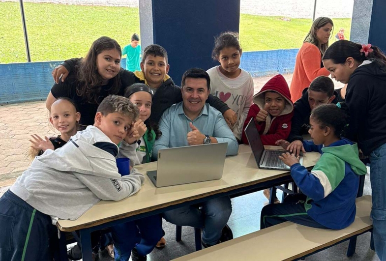 Alunos da EMEF Gilda Zanforlin recebem novos notebooks