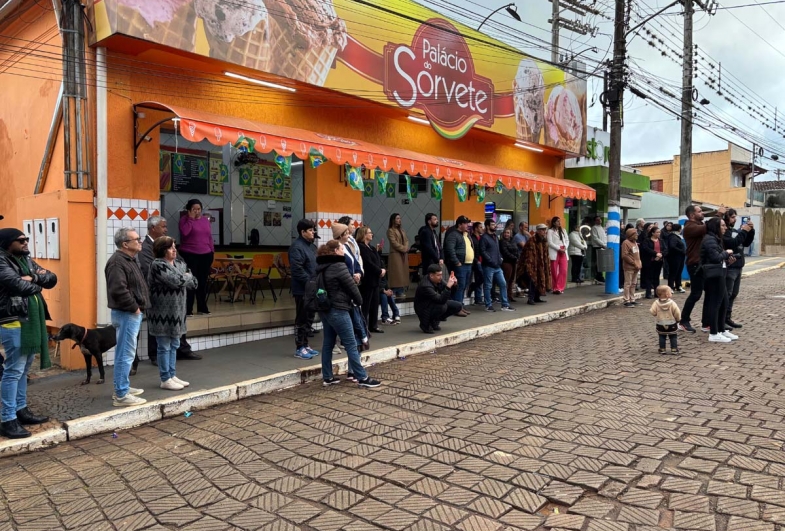Vários populares acompanharam o lançamento da pedra fundamental