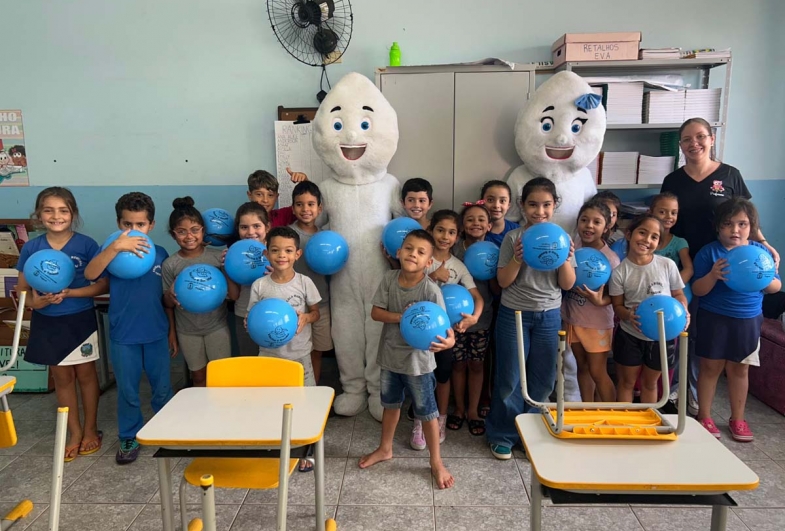 Professora Laís com os alunos da escola Arlindo Bérgamo