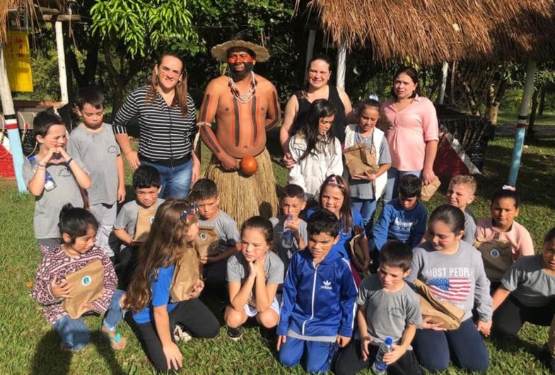 Alunos de Taguaí visitam Aldeia Tekoá Porã em Itaporanga