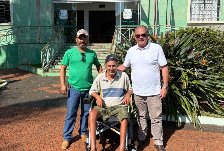 Morador de Fartura recebe cadeira de rodas por meio de parceria regional