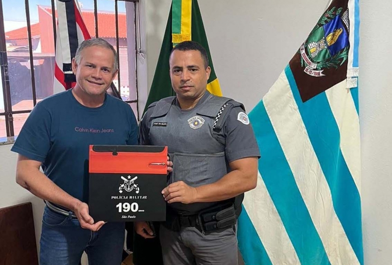 Prefeito é presenteado com livro comemorativo aos 190 anos da PM