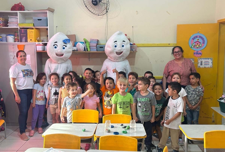 Professora Eliane, Maria Gotinha, Zé Gotinha, crianças e  diretora Renata Cirino da escola Delmira