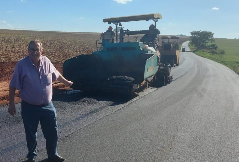 Prefeito Valtinho Boranelli visita obras nas vicinais em Tejupá