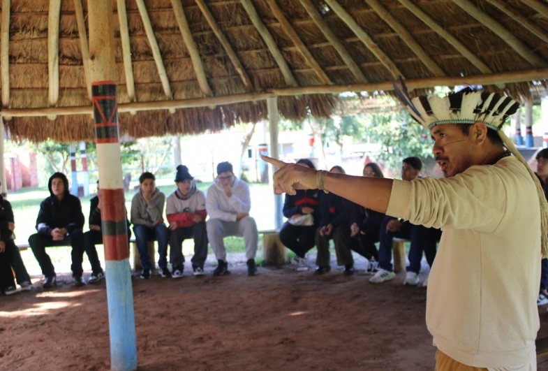 Cacique Angerri explanando a história e as tradições indígenas