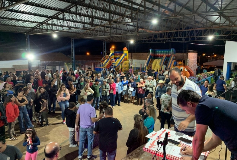 O público presente aproveitou a prêmiação junto à feira da lua