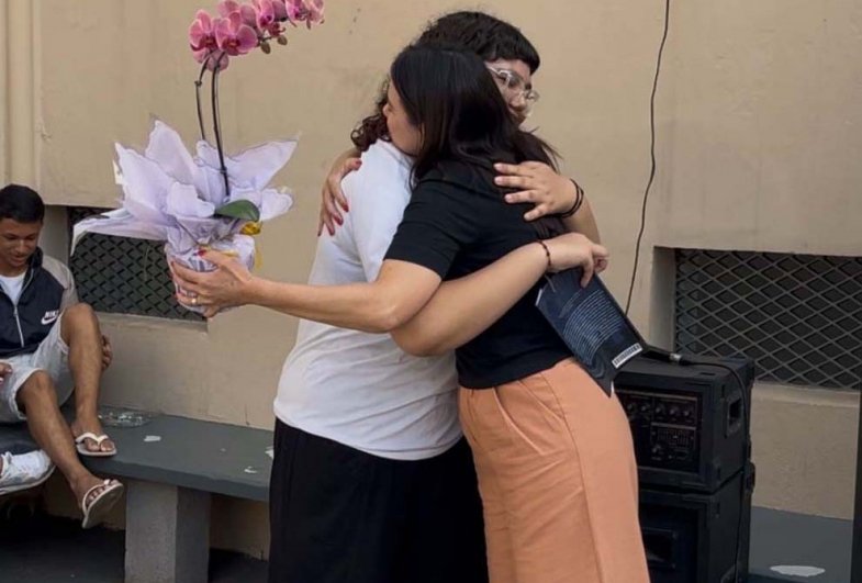 Aluna  Beatriz e a diretora da escola  Eliane