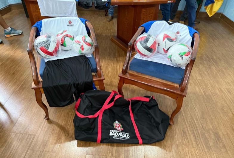 Kit com uniformes e bola foram entregues