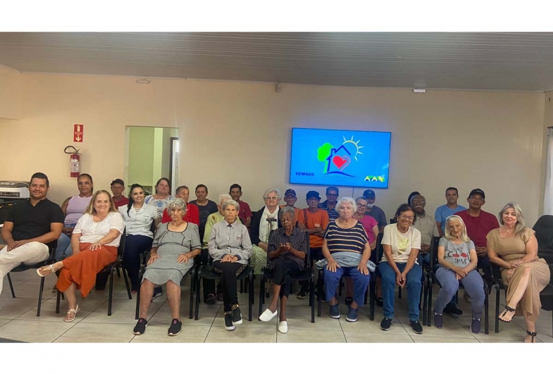 Assistidos do Centro Dia do Idoso participam de atividades de zooterapia em Avaré