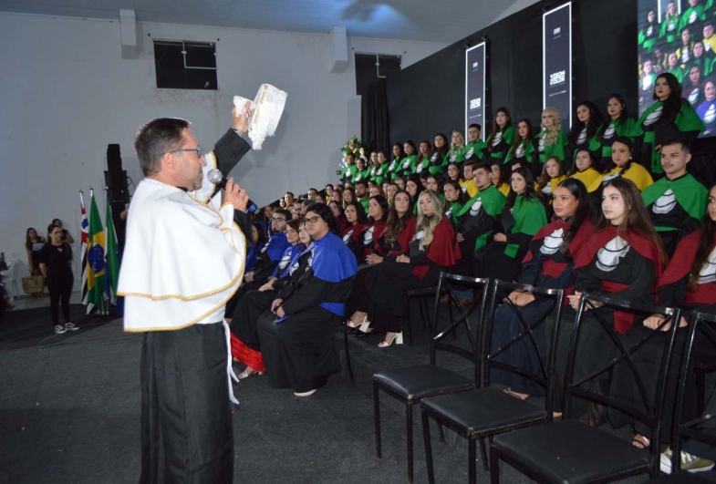 O reitor Dr. Alexandre Chaddad legitimando o titulo acadêmico aos formandos