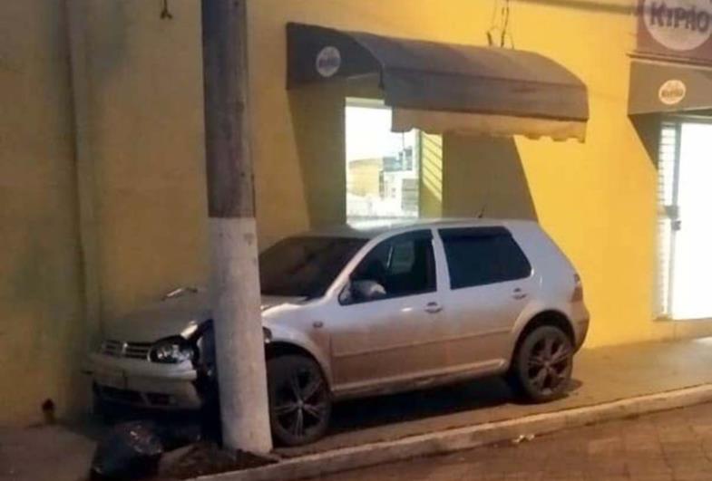 Carro fica preso entre poste perto da Santa Casa de Fartura
