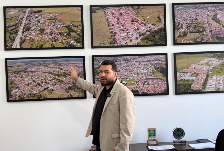 Prefeito de Angatuba, Nicolas Basile, mostra as  áreas da cidade que receberam a iniciativa