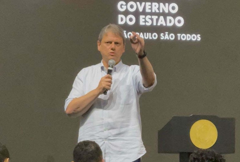 Governador Tarcísio de Freitas na solenidade realizada no Palácio dos Bandeirantes, que reuniu prefeitos de várias regiões do estado