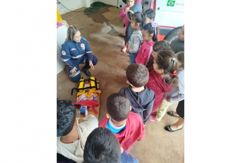 A equipe de saúde realizou a simulação de um atendimento e os alunos puderam aprender sobre a importância de cuidados para  evitar quedas e outras ocorrências  comuns na infância