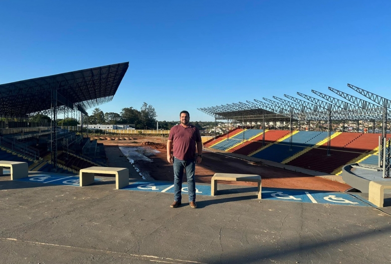 Jô Silvestre supervisiona obras finais da cobertura do Arenão