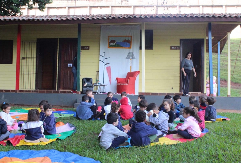 Crianças encantadas com a Casa Amarela, situada no Horto