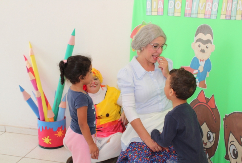 Dona Benta interage com as crianças