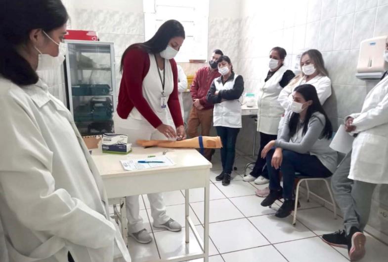 Enfermeiras do Centro de Saúde Timburi recebem orientações sobre a técnica da coleta de sangue a vácuo 