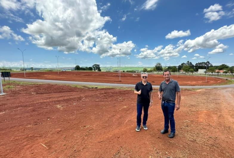 Prefeito Isnar e vice Sérgio verificam as obras da Rotatória de Sarutaiá 