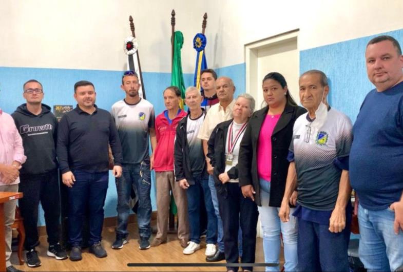 Prefeito Isnar Freschi recebe atletas medalhistas do JOMI 2022