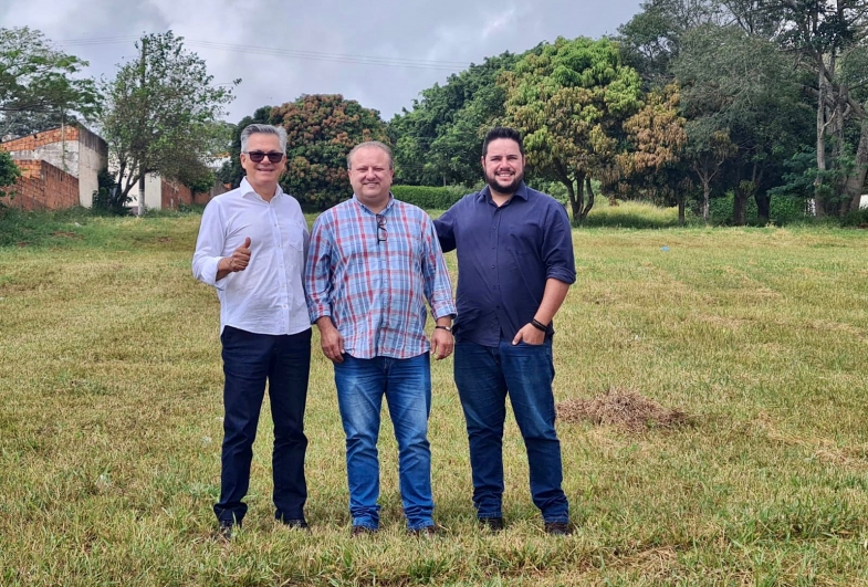 Técnico da CDHU visita área onde serão  construídas as casas populares em Sarutaiá