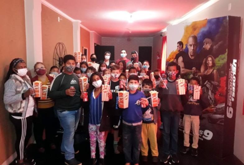 Projeto Espaço Amigo de Tejupá visita cinema na cidade de Piraju