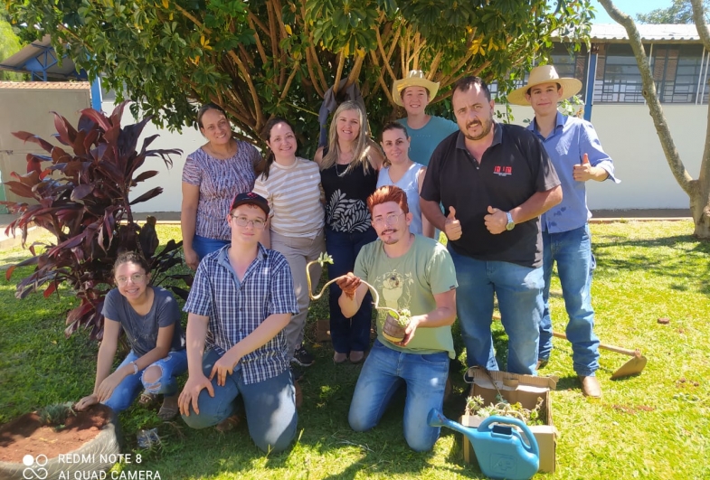 Escola João Gobbo de Taguaí promove projeto sustentável com jardim de pneus usados