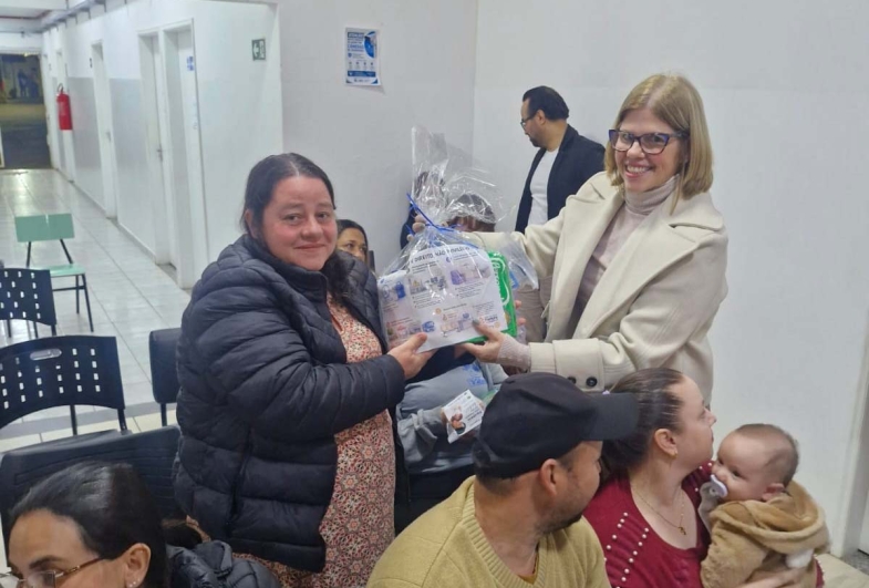 Presidente do Rotary, Daniela entrega um mimo para gestante