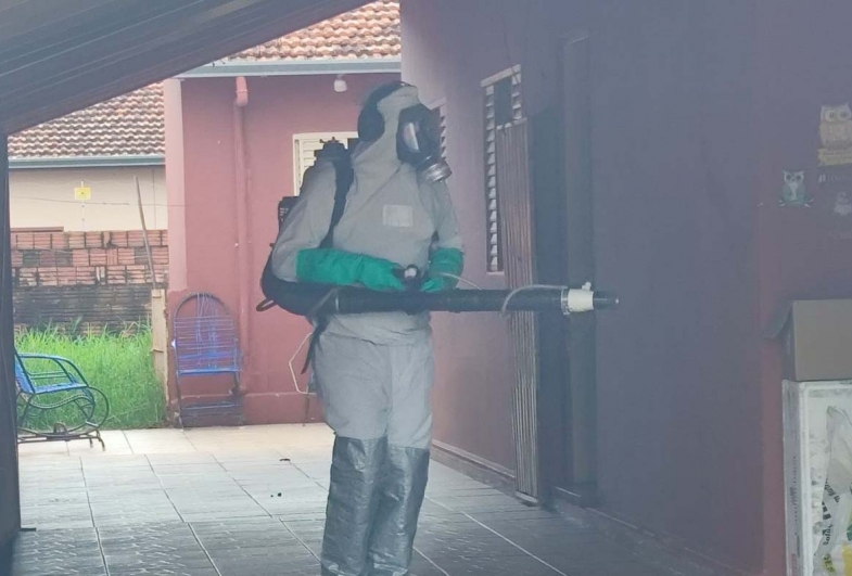 Funcionários trabalham na nebulização