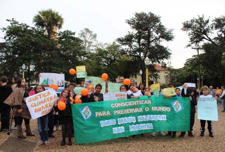 Muitas faixas e cartazes para conscientizar a população
