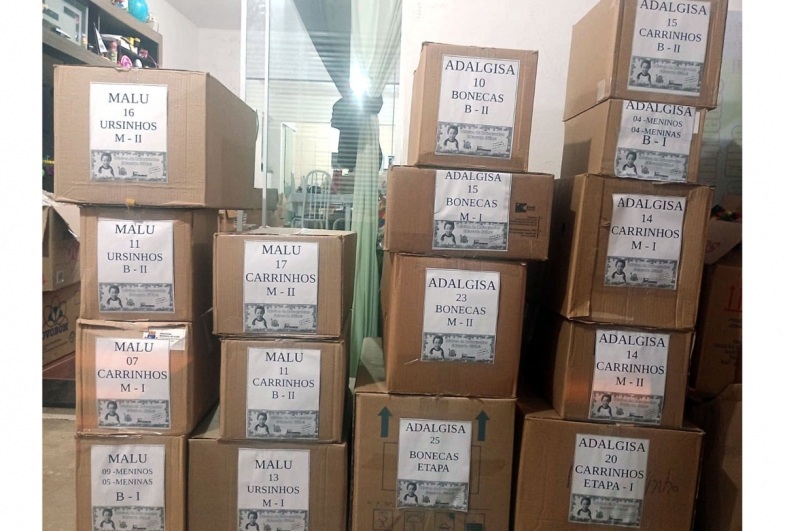 Caixas de brinquedos prontas para serem entregues em escolas, creches e entidades