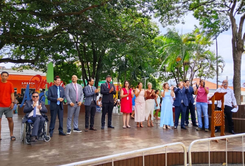 Autoridades durante o parabéns para o município