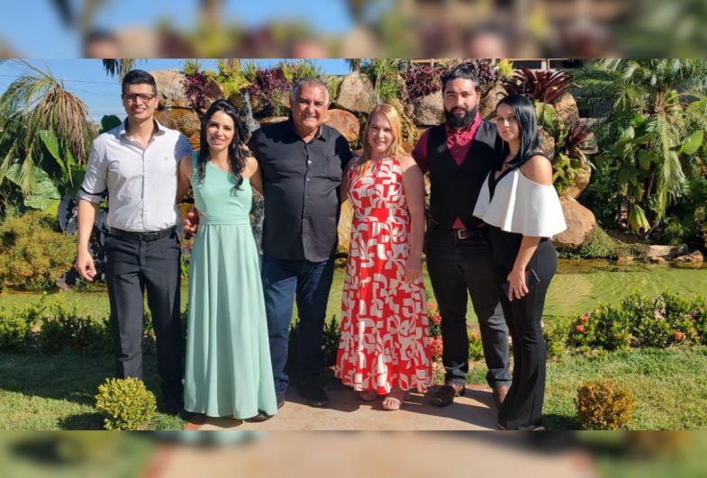 Casal João e Wilma com os filhos Tales e Tainá,  o genro Ruan e a nora Larissa