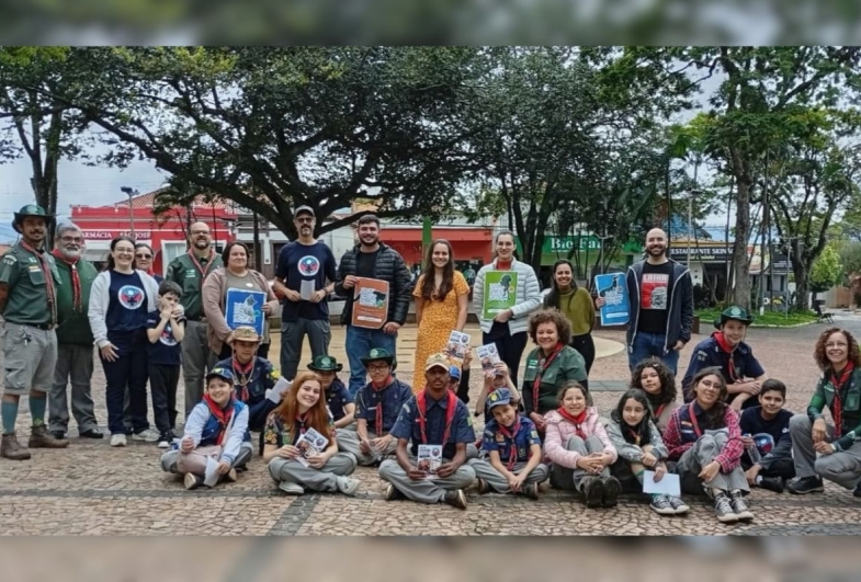 Combem e escoteiros levam campanha de bem-estar animal ao comércio de Fartura