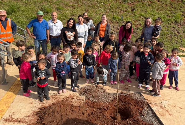 Sarutaiá celebra o mês do meio ambiente com plantio de árvores