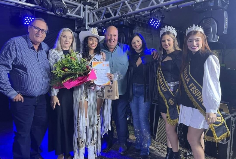 Ana Lívia é coroada Rainha da 13ª Festa do Peão de Tejupá