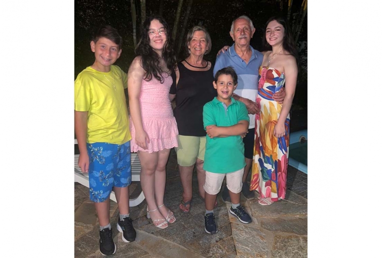Os avós Pedro e Cleusa com os netos  Felipe, Beatriz, Cecília e Gabriel