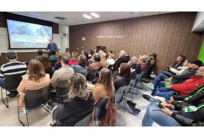 Os participantes tiveram a oportunidade de conheceram  as operações centrais do sistema Sicredi