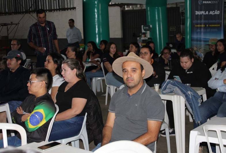 Público presente no evento de bovinocultura de leite