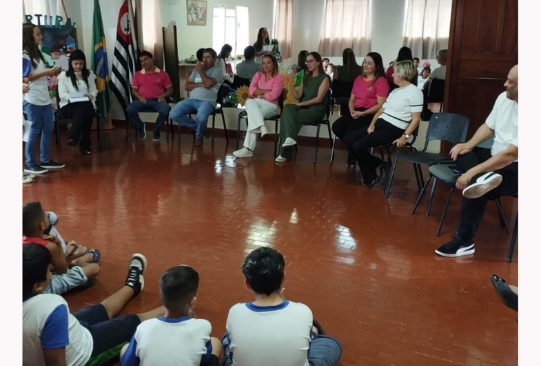 Empresários convidados compartilham suas experiências com os pequenos participantes da oficina de Empreendedorismo.