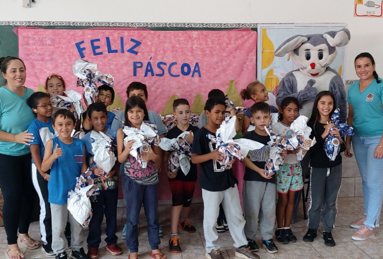 Momento de alegria entre os alunos durante a entrega dos ovos de chocolate