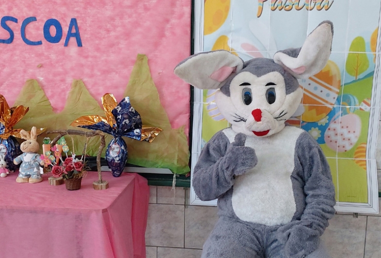 O coelho da Pascoa divertiu a criançada durante a entrega dos ovos