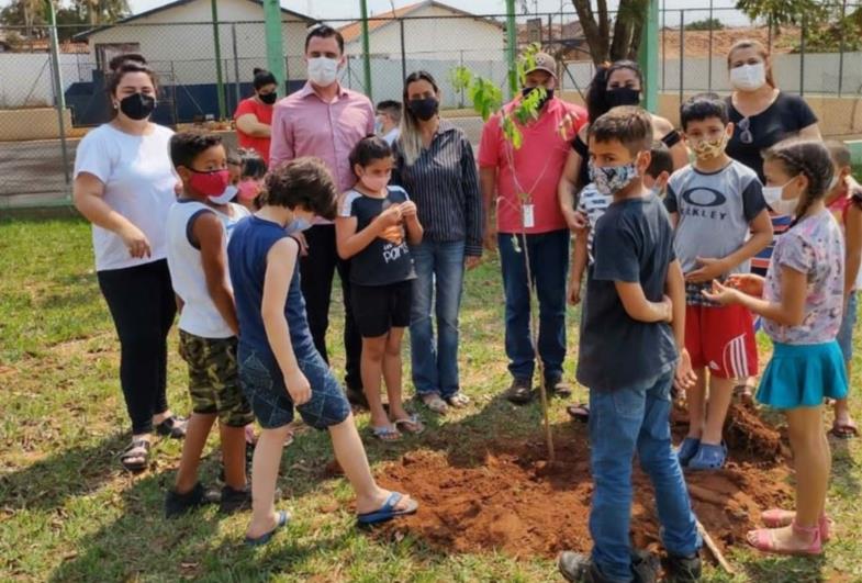 Secretaria do Meio Ambiente comemora o dia da árvore com plantio de mudas em Itaí