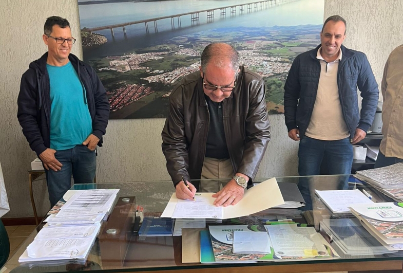 Prefeito Marcão do Haras assinando a  Cerdidão de Regularização Fundiária
